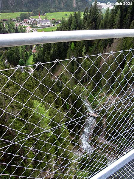 Foto: Tiefblick von der Hängebrücke auf Holzgau