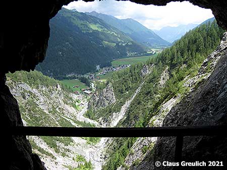Foto: Ausblick aus einem Tunnelfenster auf Stockach