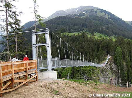Foto: Der Zugang auf die Hängebrücke