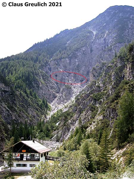 Foto: Lechtalhaus mit Blick auf den Tunnelweg (Durchbrüche markiert)