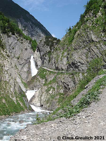 Foto: Simms-Wasserfall und Weg zum Café Uta